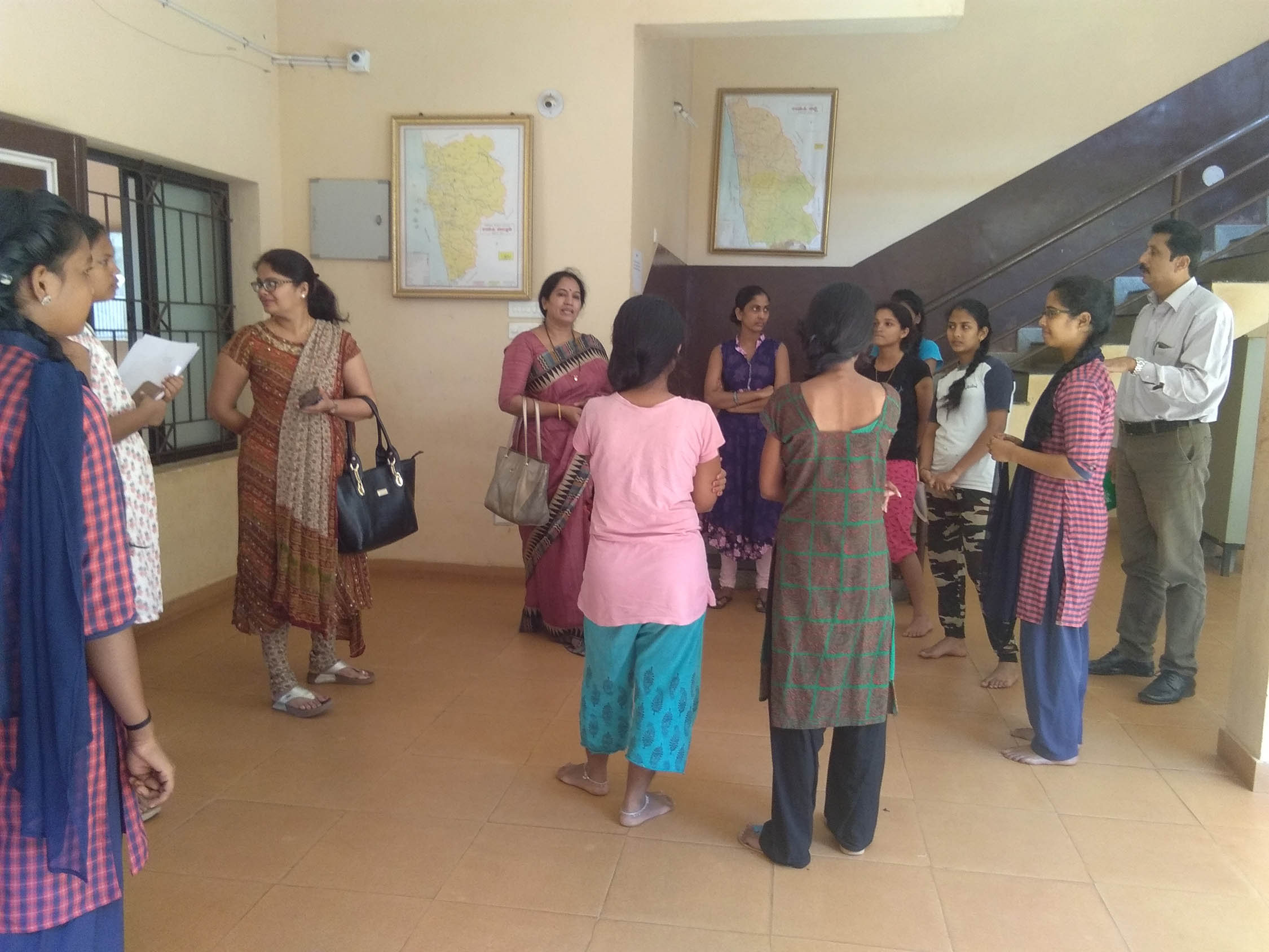 ಉಡುಪಿ: ಹಾಸ್ಟೆಲ್‌ಗಳಿಗೆ ವನಿತಾ ತೊರವಿ ದಿಢೀರ್ ಭೇಟಿ